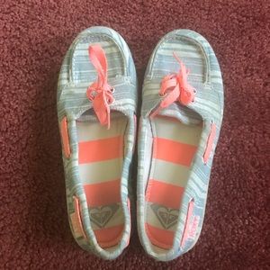 Roxy Size 3 Shoes gray with coral laces